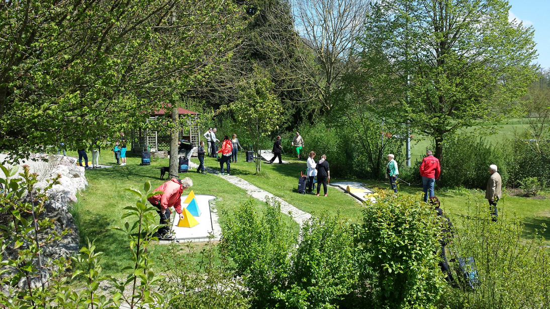 Minigolf-Spieler auf der Anlage Ichenhausen